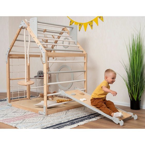 Montessori dětský domeček Home se skluzavkou, rampou a závěsnými doplňky color 01